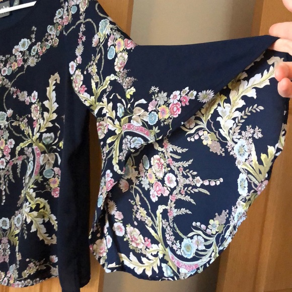 Blouse with bell sleeve - Picture 2 of 2